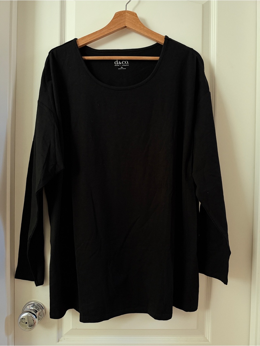 d&co. Black Long Sleeve Scoop Neck Top